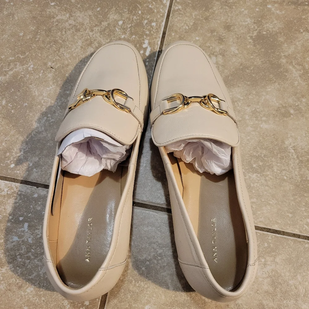 Ann Taylor Women's Elegant Cream Preppy Leather Loafers with Gold Chain. Size 8 - Picture 5 of 10